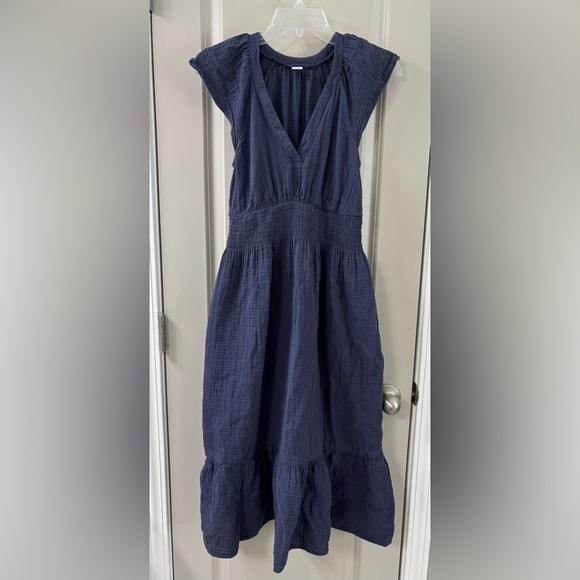 Old Navy Smocked Waist Flutter Sleeve Midi Dress in blue gauzy cotton - Picture 3 of 4